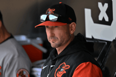 Le manager des Orioles, Craig Albernaz, souffre d'une mâchoire cassée et de multiples fractures de la joue après avoir été touché par une fausse balle
