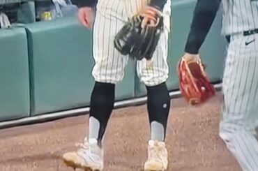 Les White Sox portent des étriers ce soir. Je ne pense pas avoir vu quelqu'un porter des étriers depuis au moins 20 ans en MLB.