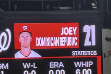 Un joueur de position entre pour lancer à Pittsburgh : le stand du tableau d'affichage du PNC Park ne savait pas qui il était, alors il a décidé de le faire