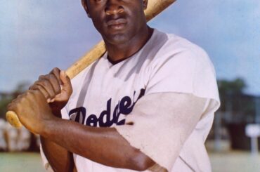 Ce jour-là en 1947, au Caire, le Géorgien Jackie Robinson faisait ses débuts en Ligue majeure pour les Dodgers de Brooklyn (aujourd'hui Los Angeles), brisant officiellement la barrière de couleur du baseball, ouvrant la voie à d'autres légendes afro-américaines de tous les temps telles que Hank Aaron et Willie Mays.