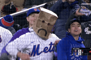 Les fans des Mets, dont un portant un sac en papier, insultent Devin Williams après qu'il rentre chez lui en courant