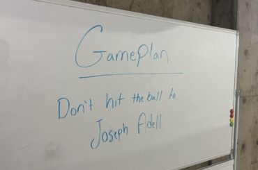 Le tableau blanc aujourd'hui à l'extérieur du club-house des Mariners à Anaheim (via Ryan Divish)