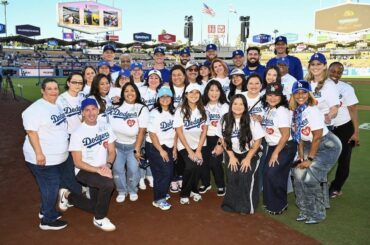 Extrait du post d'Alex Vesia sur IG : "Il est difficile de mettre des mots sur ce que ce groupe de personnes signifie pour Kay et moi. Nous sommes très reconnaissants de pouvoir redonner un peu d'amour qu'ils nous ont donné pendant nos jours les plus difficiles."