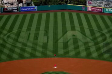 Les Angels rendent hommage à Garret Anderson sur le terrain central ce soir ❤️ (via @mlb)