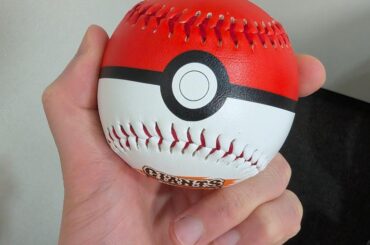 🇯🇵 NPB a collaboré avec Pokémon tout au long de la saison 2026, et un ballon comme celui-ci a été utilisé pour le premier lancer de cérémonie.