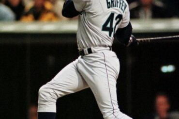 Aujourd'hui, chaque joueur portera le numéro 42 en l'honneur de Jackie Robinson. Ken Griffey Jr. a lancé la tradition de porter le numéro 42 le 15 avril en l'honneur de Jackie Robinson.