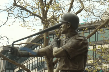 Lors du dévoilement de la statue d'Ichiro à l'extérieur du parc T-Mobile, la chauve-souris s'est brisée