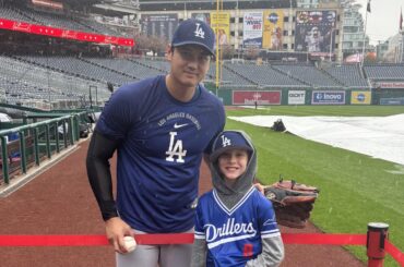 Un jeune fan regarde s'entraîner sous une averse et est récompensé par Ohtani lui-même