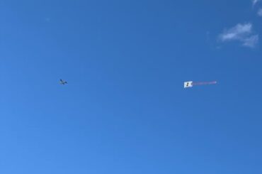 (Cerullo) Un avion survole Fenway Park en tirant une banderole qui dit "Fire Craig ! Vendez l'équipe !"