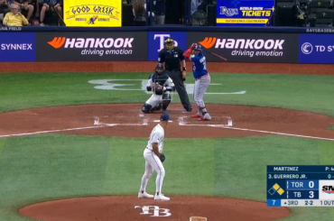(Point culminant) Vladimir Guerrero Jr. fait sa meilleure imitation de Vlad Sr. pour un simple RBI sur un terrain bas