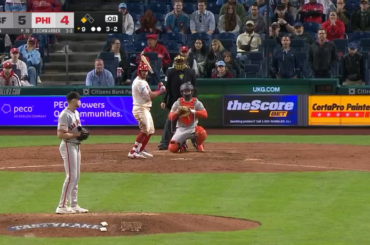 Kyle Schwarber poursuit le séparateur pour un doublé RBI égalisateur jusqu'au dernier retrait des Phillies. Il est 4 contre 4 ce soir.