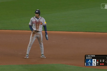 (Point culminant) Le diffuseur de longue date des Mariners, Rick Rizzs, rend hommage à John Sterling lors de son appel à la finale d'aujourd'hui.