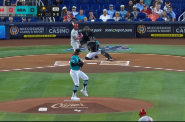 (Point culminant) Le banc des Phillies donne une ovation debout à Kyle Schwarber après avoir obtenu un but sur balles (il avait déjà retiré sur prises lors de ses 8 derniers AB)