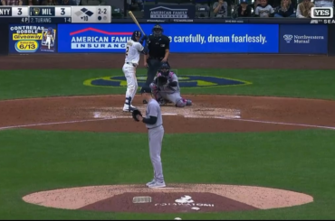 (Lowlight) Tim Hill lance le ballon au 3e au lieu du 1er, chargeant les buts et préparant les Brewers à quitter le match.