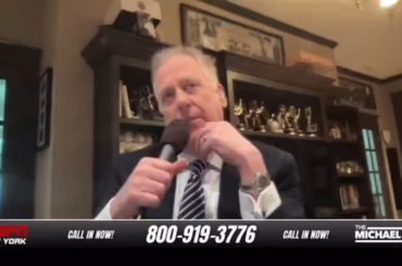 Michael Kay pleure en racontant une histoire sur John Sterling, son ancien partenaire de diffusion