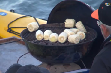 Des mecs grillent du maïs sur un kayak à McCovey Cove