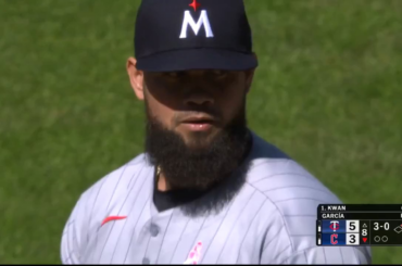 (Point culminant) Twins Catcher (Ryan Jeffers) et l'arbitre partagent un rire après un défi ABS très réussi
