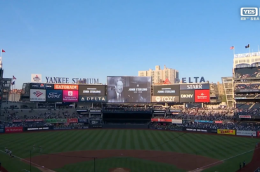 Les Yankees de New York ont ​​rendu hommage au regretté John Sterling avec une minute de silence.