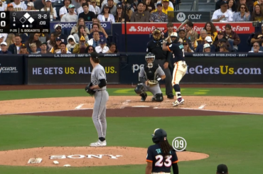 Le lanceur des White Sox Noah Schultz passe au 1er but mais Murakami ne couvre pas le sac. C'est un refus et fait avancer les coureurs.