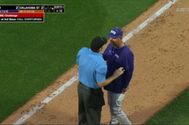 Le manager du TCU, Kirk Saarloos, a été expulsé et a saisi sa mallette en cuir, puis a pris plus d'une minute pour traverser le terrain avant de partir.