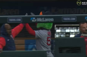 (Jomboy Media) Enlever le casque vert pelucheux pour crier après le lanceur adverse pour avoir percé votre coéquipier avec une balle rapide de 94 MPH. Le baseball est beau.