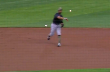 Plan au ralenti de la collision des balles de baseball pendant l'échauffement. L'arrêt-court lance au 1er tandis que le receveur lance au 2e