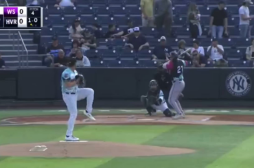 Gerrit Cole frappe l'espoir des White Sox Caleb Bonemer avec un lancer après qu'il lui ait frappé un HR et un simple