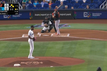 Un grand homme a des roues, Pete Alonso réalise un triple de 2 points produits pour ouvrir le score à Miami