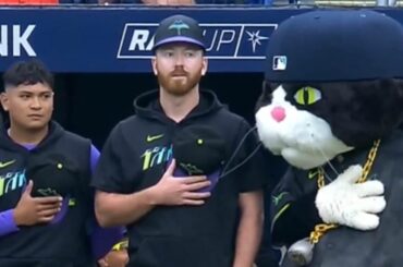 Fureur des fans alors que trois stars de la MLB sont expulsées pour un geste déroutant de l'hymne national avant le début de leur match