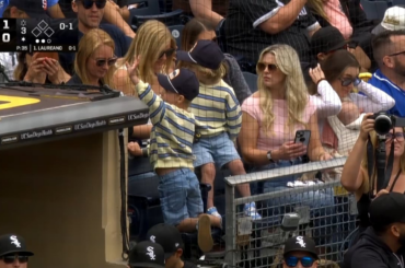 (Basebawwl) Le fils du commentateur des White Sox, Gordon Beckham, salue son père dans la tribune de presse
