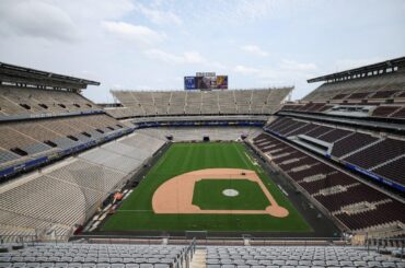 (SickosCommittee) Les Savannah Bananas jouent un match à Kyle Field ce soir. C'est un champ gauche serré. Cela me rappelle l'époque où les Dodgers jouaient au Coliseum.