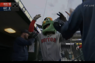 (Lowlight) Le lanceur Framber Valdez frappe intentionnellement Trevor Story avec une balle rapide après avoir abandonné des circuits consécutifs, Valdez a été expulsé du match peu de temps après.