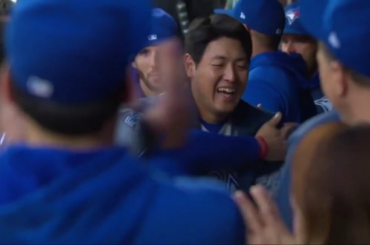 Les Blue Jays célèbrent le 2e HR de la soirée de Kazuma Okamoto