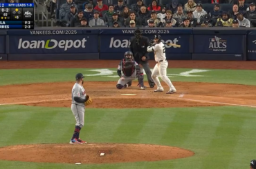 "Garçon, si ce n'était pas les Yankees. C'est... c'est ce qu'ils font. Gérer les bases comme des ivrognes." RIP John Sterling, légende absolue