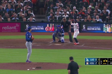 Ohtani frappe Altuve en se balançant sur un terrain BEAUCOUP hors de la zone