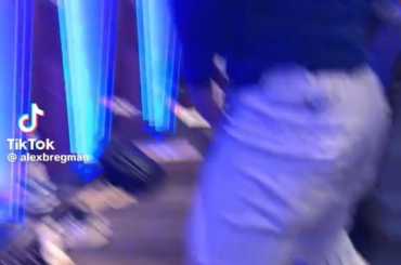 Alex Bregman publie une vidéo de Pete Crow-Armstrong dansant et vibrant dans les vestiaires après la neuvième victoire consécutive des Cubs