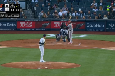 (Point culminant) Pete Alonso démolit un tir à deux étages en champ opposé au Yankee Stadium