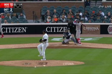 Les bancs se dégagent légèrement alors que Framber Valdez frappe Trevor Story avec un lancer