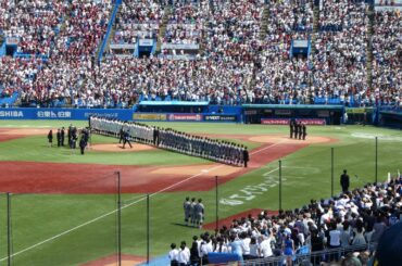 La Ligue de baseball de l'Université Big6 de Tokyo a accueilli un match à participation impériale pour la première fois en 32 ans. Les joueurs se sont alignés et la foule de 29 500 spectateurs s'est tournée vers la loge royale. Lorsque les membres de la famille impériale se sont inclinés, une salve d'applaudissements a éclaté et a duré deux minutes.
