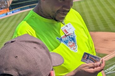 Un fan des Blue Jays a passé cinq minutes à essayer de convaincre un huissier de Comercia Park que sa carte d'identité était réelle