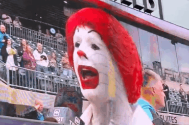 Les fans sont sans voix alors que la caméra se tourne vers Ronald McDonald chantant l'hymne national