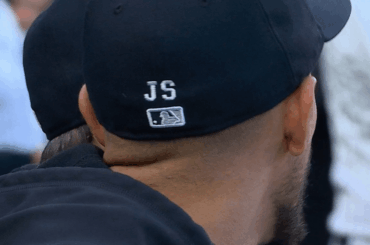 Les Yankees portent « JS » sur leur chapeau en l'honneur de John Sterling