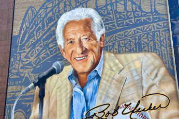 Bob Uecker, M. Baseball des Milwaukee Brewers, orne désormais le côté du bâtiment Wintrust au centre-ville de Milwaukee !
