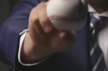 Shohei Ohtani montre ses différentes prises de lanceur