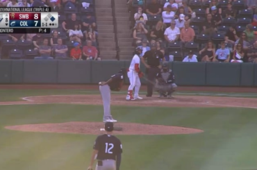 Bo Naylor réussit un coup de circuit à l'intérieur du parc pour les Columbus Clippers Triple-A, alors que Yanquiel Fernández pense que le match est déjà terminé et arrête de jouer.