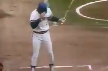 Aujourd'hui En 1977 : Les Royals de Kansas City sont obligés de porter l'uniforme des Milwaukee Brewers après que leurs uniformes du KC ont été volés dans les vestiaires du County Stadium avant le match !