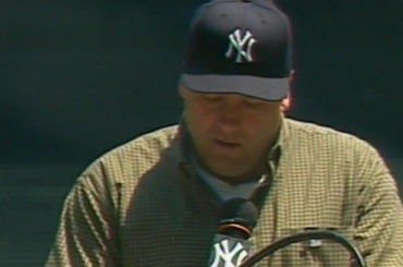 James Gandolfini lit le discours de Lou Gehrig sur "L'homme le plus chanceux" pour la journée du Projet ALS au Yankee Stadium en 2002