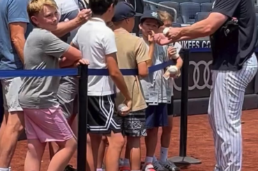 (Phillips) Ces enfants suivent une masterclass de Gerrit Cole. Il leur montre différentes prises de terrain depuis plusieurs minutes.