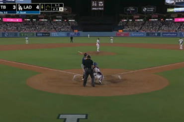 Au 9e, Taylor Walls conteste sans succès un appel à la grève et perd son seul défi. Plus tard à l'AB, il se fait appeler sur un terrain en dessous de la zone. Walls et Kevin Cash expriment leur mécontentement à l'égard de l'arbitre HP Dan Merzel.