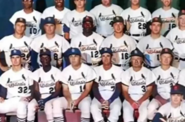 Bob Uecker parle de lui-même et de Bob Gibson qui a été condamné à une amende pour avoir gâché une photo d'équipe en se tenant la main lors d'une photo d'équipe en 1964